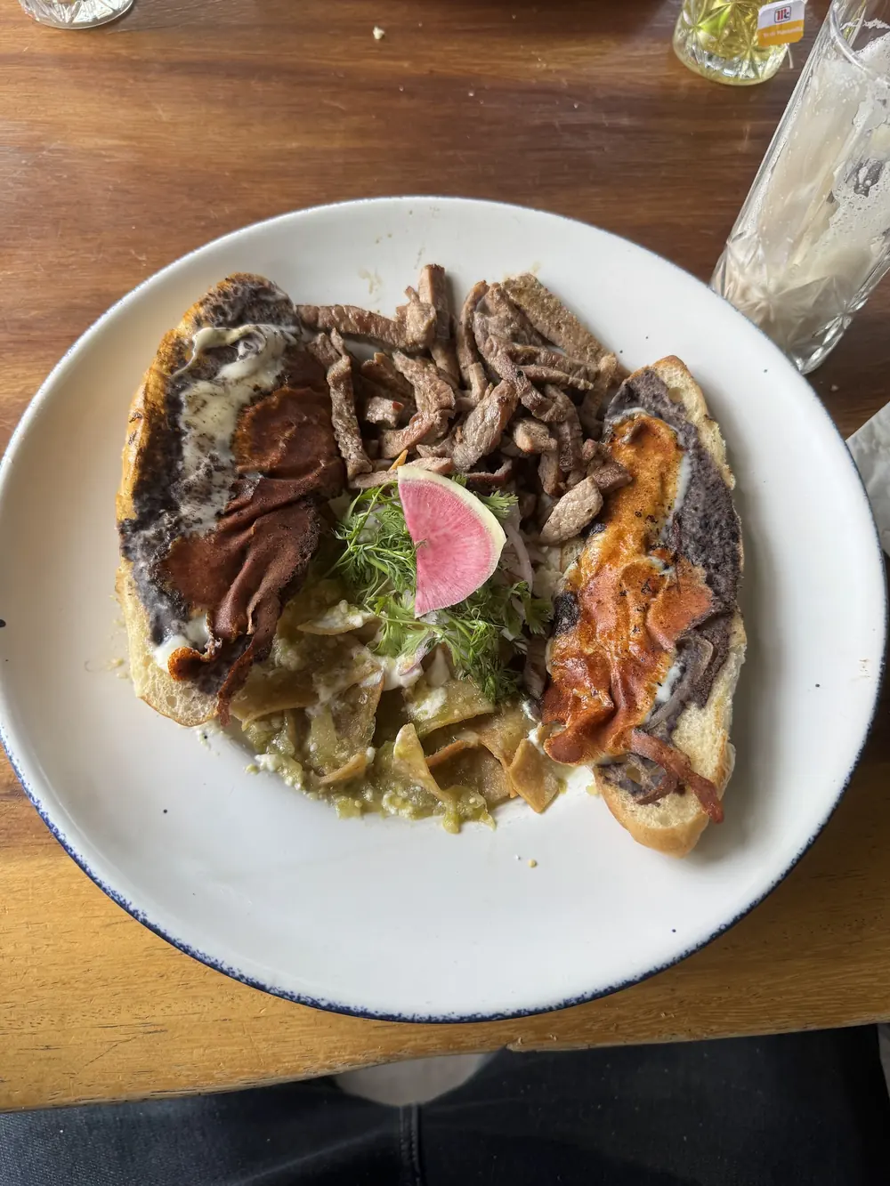 Chilaquiles con cecina, crema y rábano.