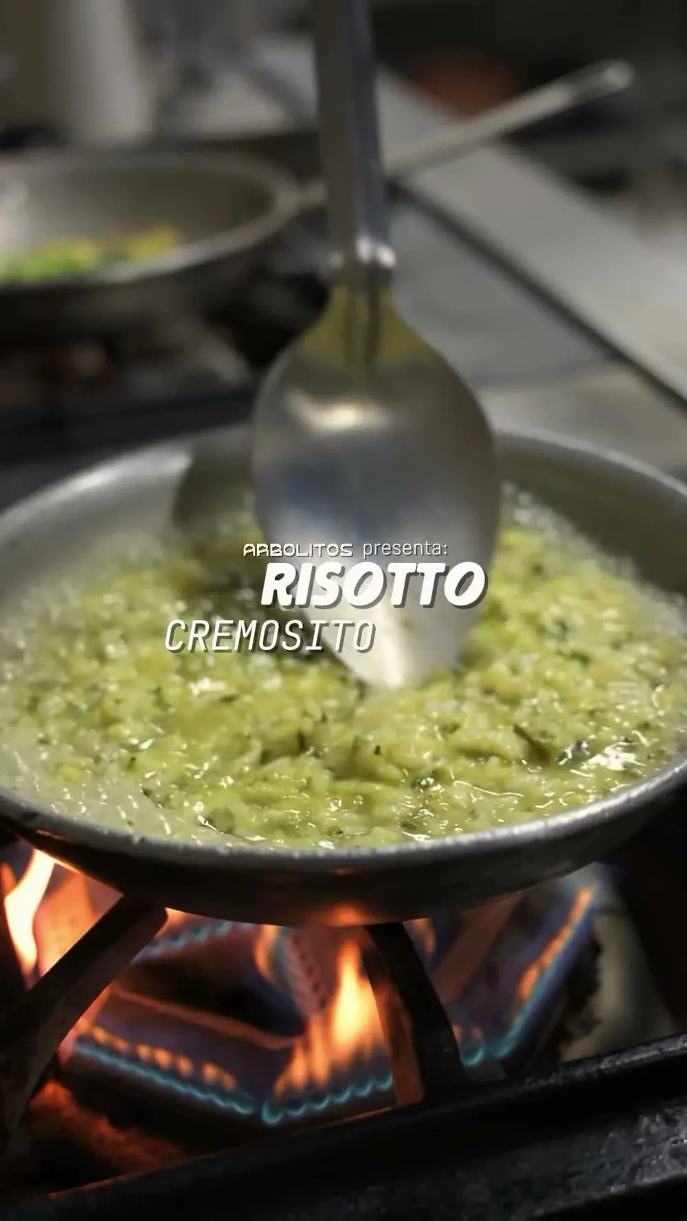 Cocina de Los Arbolitos: una sartén con risotto sobre la llama.