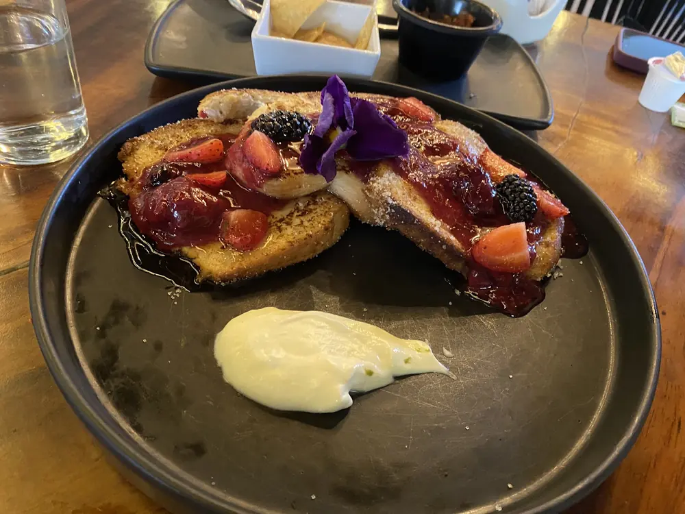 Pan francés con compota de frutos rojos y espuma de rompope.